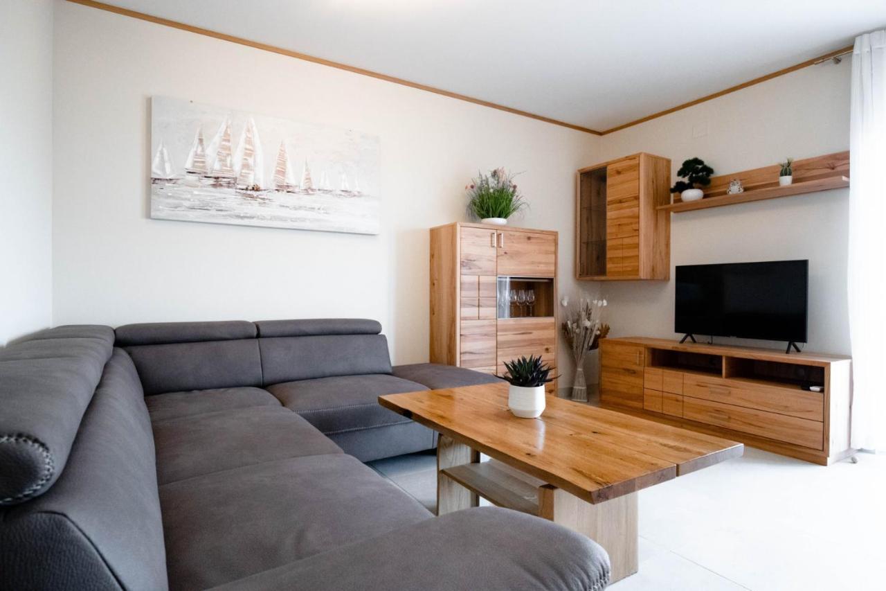 Beachfront Reiterer Villa V2 With Seaview 30 Meters From The Beach - Crowonder Luxury Rent Privlaka  Bagian luar foto