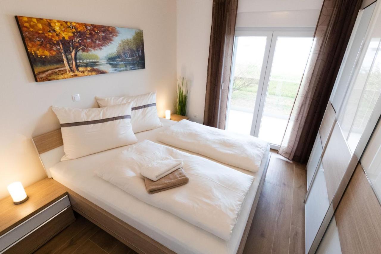 Beachfront Reiterer Villa V2 With Seaview 30 Meters From The Beach - Crowonder Luxury Rent Privlaka  Bagian luar foto